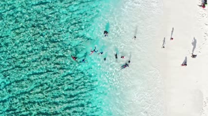海滨玩耍的孩子们鸟瞰