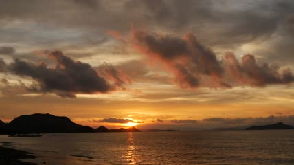 海滩落日和高山剪影实拍