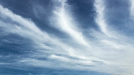 划过天空的云线视频