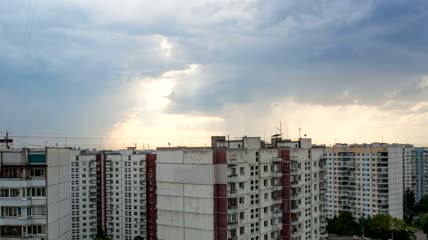 灰云下的公寓楼视频
