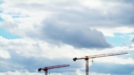 建筑起重机上空多云的天空视频