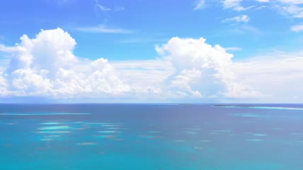 空中俯瞰一片蔚蓝的大海