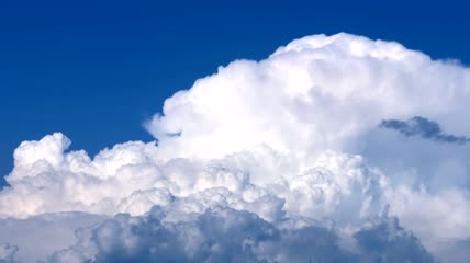 蓝天下的白云在移动视频