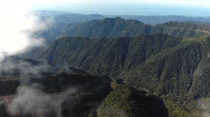 绿色山脉的景色实拍