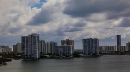 迈阿密上空升起的云层实拍