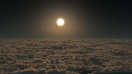 满月时在云层上空飞行视频