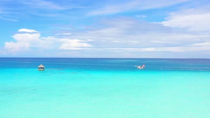 漂浮在青绿色海面上的水上飞机视频