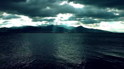 平静大海和多云天空的黑暗景观视频