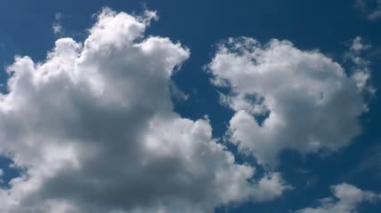 晴空中飞舞的云朵实拍