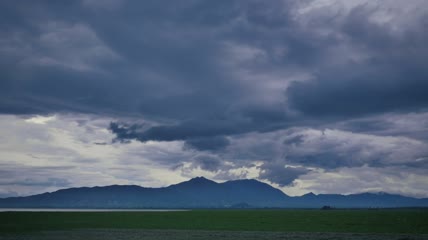 群山环绕的广袤平原景观实拍