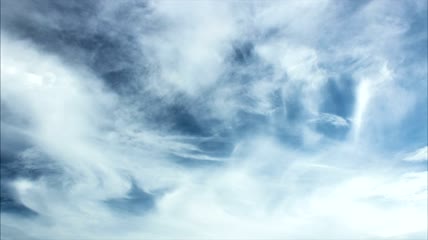 热带云层稀薄地划过天空