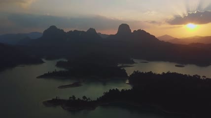 日落时从湖面上俯瞰景色