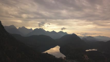 日落时分阴天群山的剪影实拍