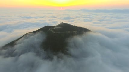 山顶的云景和清真寺航拍