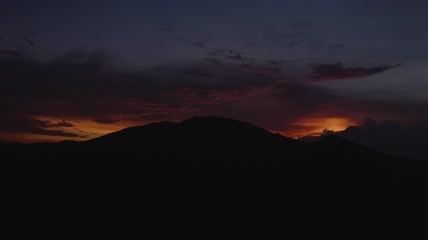 山影后的日落视频