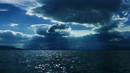 多云的阴天里平静的海面视频
