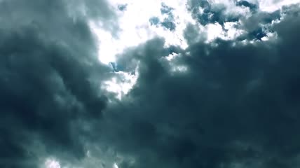 天空中厚厚的云随风移动延时视频