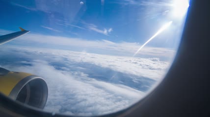 透过平面窗的天空视频