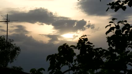 晚间遮挡太阳的云层实拍