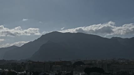 乌云笼罩着一座漆黑的山延时实拍