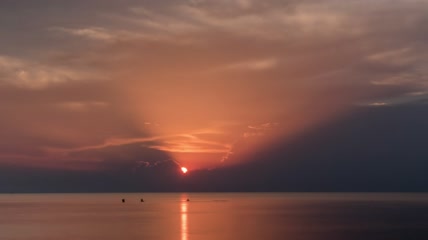 夕阳冲破云层延时实拍