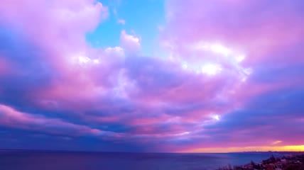 夕阳中粉红色和紫罗兰色的云彩延时