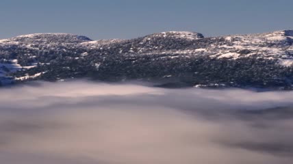 雪山脚下的薄雾视频