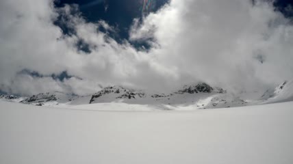 雪山里的云实拍