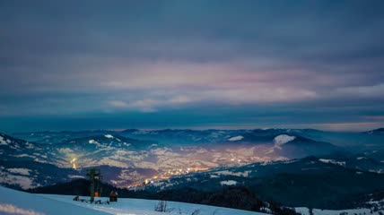 雪山中心的村庄风景视频