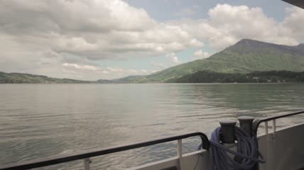 沿河航行的小船实拍