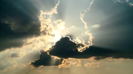 阳光穿透移动的云层视频