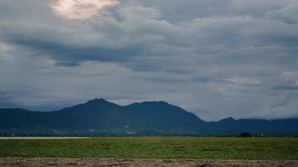 阳光明媚的午后天然平原全景