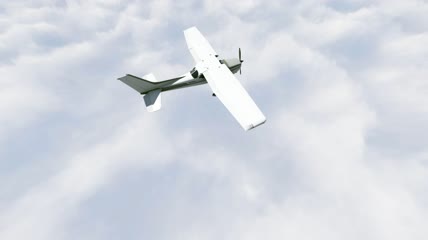 一架白色飞机在云端上空飞翔视频