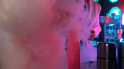 一位科学家将液氮倒入烧瓶中特写实拍