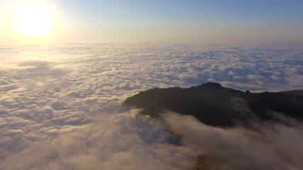 一座山和一片云海视频