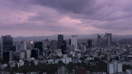 阴天的城市建筑物视频