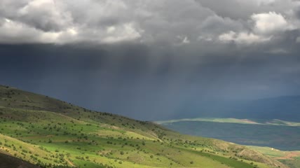 雨云在山上移动视频