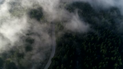 云彩在山路上散去航拍