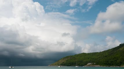 云层抵达海滩实拍
