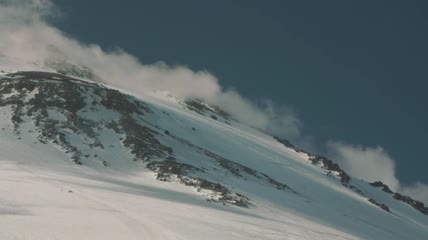云从雪山上滚滚而下实拍