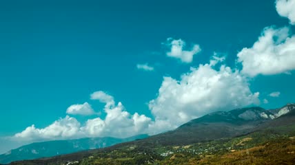 云朵掠过高山实拍