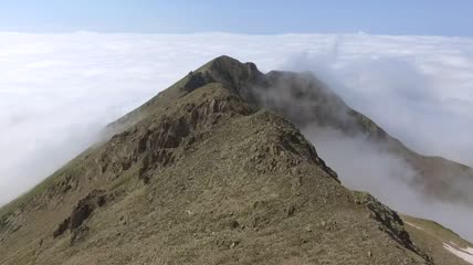 陡峭的山脉高耸入云视频