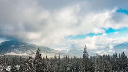 白雪覆盖的树木上移动的云视频