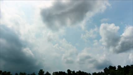 在岛屿上空形成的云层视频