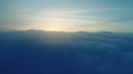 在覆盖太阳的巨大云层之上视频