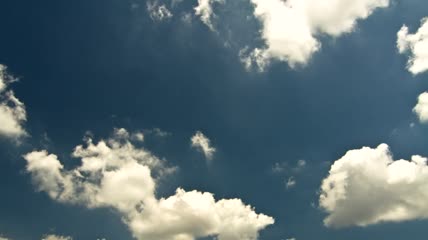 在海岸上空形成的小云视频
