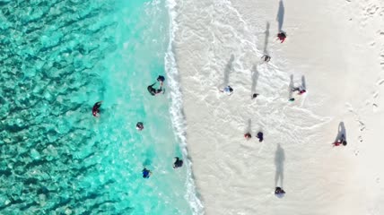 在海滩上玩耍鸟瞰