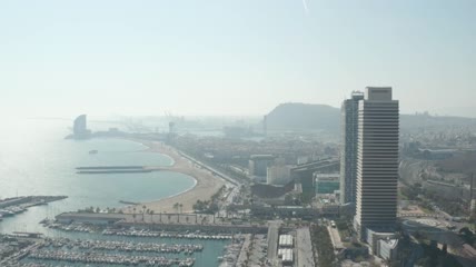 巴塞罗那阳光明媚的海岸航拍