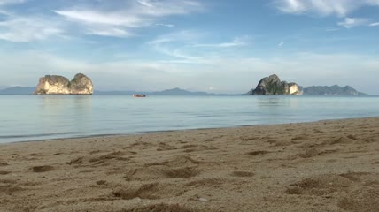 傍晚空荡荡的海滩实拍