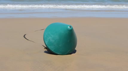 被冲上海滩的浮标特写